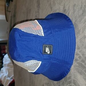 Nike bucket hat with pocket